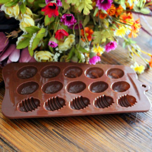 Stampo in silicone per realizzare 15 Ovetti Pasqua decorati.