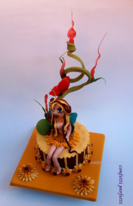 Torta decorata in pasta di zucchero Fatina