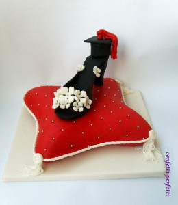 Torta decorata in pasta di zucchero Scarpetta e Laurea
