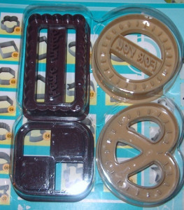 Biscotti. Set di 4 stampi Tagliapasta Smile con varie forme e 2 scritte