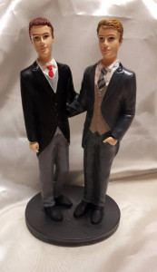 Coppia Uomini. 18 cm Cake Topper. Abbraccio