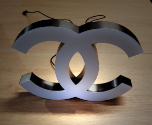 Lampada da tavolo Logo Griffe Ch in metallo Grigio scuro metallizzato. LED Presa USB