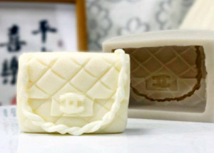 Mini Borsetta con Catenella Logo Griffe Ch Stampo in silicone di 7.5 x h 5.3 x 2.5 cm. Per Cioccolato Pasta di Zucchero Candele Porcellana ecc.