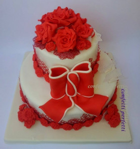Torta decorata in pasta di zucchero "Fiocco e rose rosse"