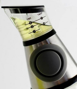 Dispenser dosatore a pressione per olio, aceto e altri liquidi.
