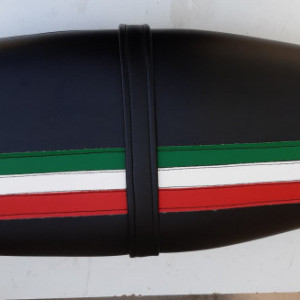 SELLA NERA CON TELAIO FERRO MOLLE VESPA PX 125 150 200 TRICOLORE ITALIA