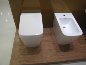 Sanitari a terra filo muro "OBLONG" con copri vaso firizionato