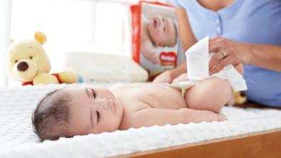 Schimbarea scutecului la bebeluși si nou născuți