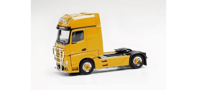 HERPA 1:87 - Mercedes-Benz Actros Gigaspace `18 rigid tractor with light  bar and crash protection, traffic yellow