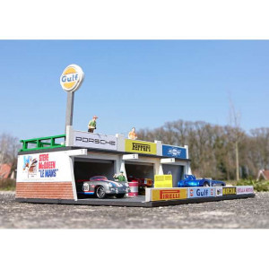 SJO-CAL 1:64 - PITLANE GULF DIORAMA. GOOD FOR 3 TO 5 1/64 (3INCH) MODELS, WOODEN MODELKIT