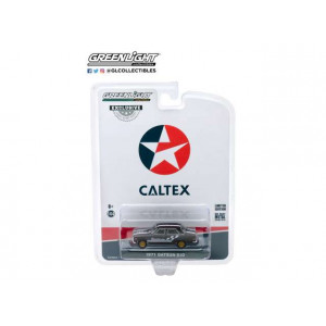 GREENLIGHT 1:64 - DATSUN 510 1971 4-DOOR SEDAN CALTEX WITH TECHRON, GREY/BLACK