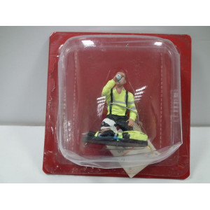MAGAZINE MODELS 1:27 - FIREMAN REHAB FIREDRESS YONNE FRANCE 2011