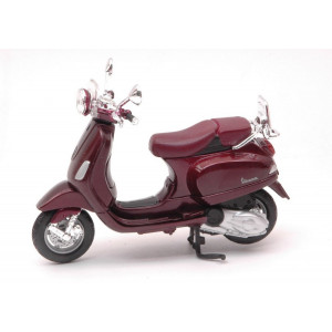 MAISTO 1:18 - VESPA LXV 2013 AMARANT MET.