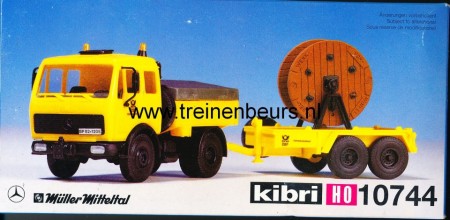 KIBRI 10744 U Mercedes vrachtwagen met aanhanger met kabelroil Deutshe Post