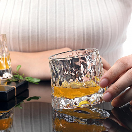 Set doua pahare whiskey On the Rocks pe masa