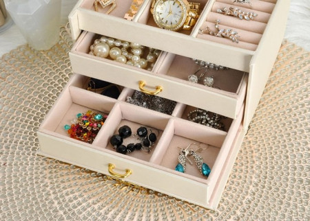 Cutie bijuterii cu doua sertare cu cercei si cheita bej