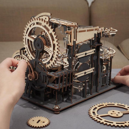 Puzzle 3D lemn Marble Night City in constructie