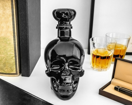 Decantor bauturi Craniu pe masa