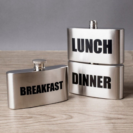 Plosca Breakfast Lunch Dinner pe masa