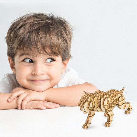 copil cu puzzle 3D din lemn Tigru