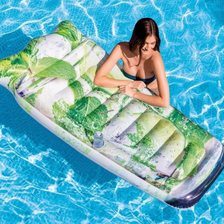 Femeie in piscina cu saltea gonflabila Mojito