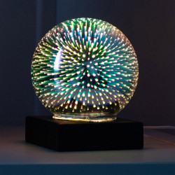 Lampa foc de artificii pe noptiera seara