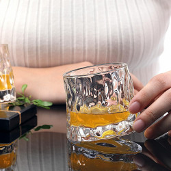 Set doua pahare whiskey On the Rocks pe masa