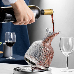 Decantor bauturi rotativ pe masa cu pahare