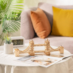 Puzzle 3D lemn Tower Bridge cu lumini pe masa