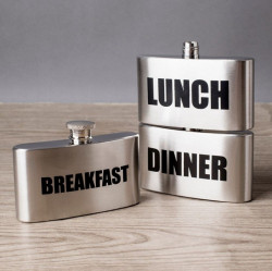 Plosca Breakfast Lunch Dinner pe masa