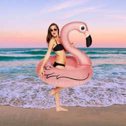 Colac gonflabil flamingo roz pe plaja