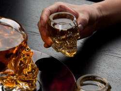 Set cadou Decantor Craniu cu 4 pahare cu cognac si suport din lemn