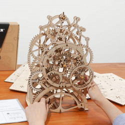 puzzle 3d din lemn ceas cu pendul pe masa