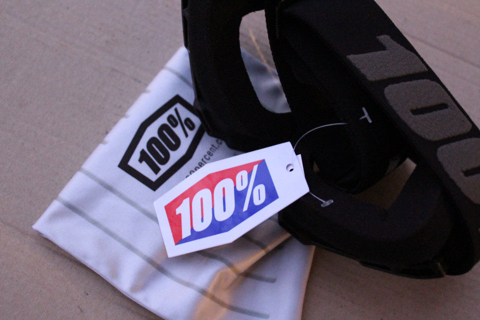 100 Strata 2 Stealth Black Goggle Clear Lens + sticker