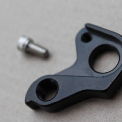 Ureche QR-004 cu surub - negru