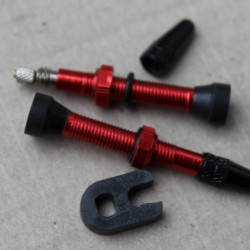 Set Valva tubeless FV 40mm Wake Pro - rosu + cheie valva
