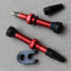 Set Valva tubeless FV 40mm Wake Pro - rosu + cheie valva