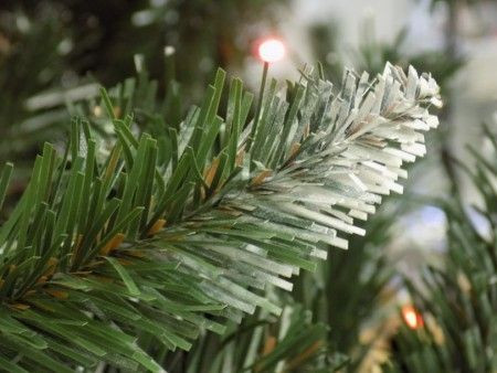 Zelena novogodišnja jelka sa belim vrhovima 400 cm