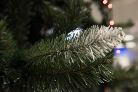 Zelena novogodišnja jelka sa belim vrhovima 320 cm