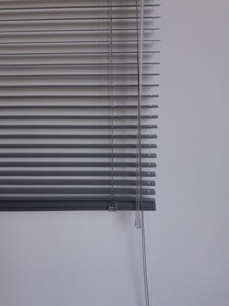 jaluzele orizontale aluminiu gri L 55 cm x H 100 cm cu ata laterala
