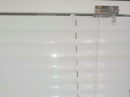 jaluzele orizontale aluminiu confectionata ALB lucios - 1 /m2