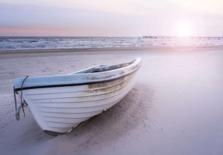 Bateau sur une plage de sable au coucher du soleil - 13050
