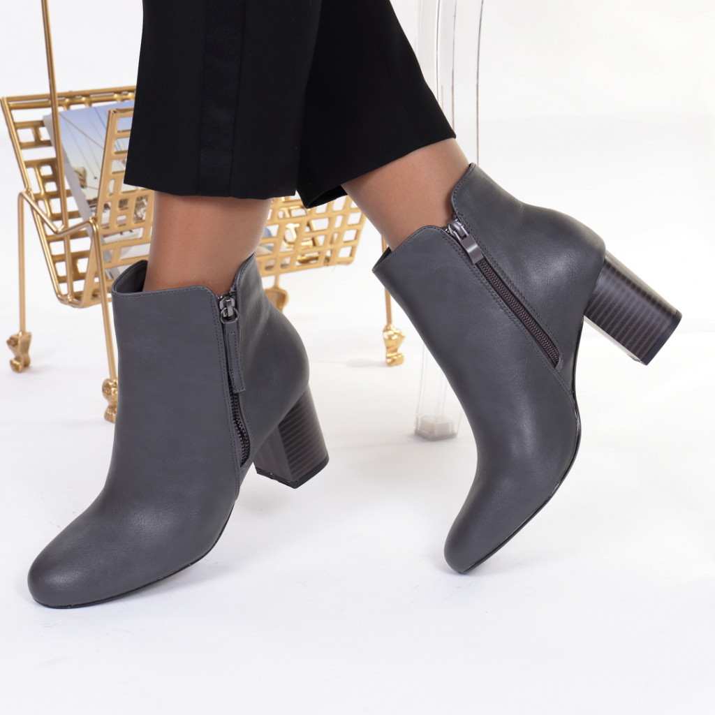 Botine gri cu varf rotund opera