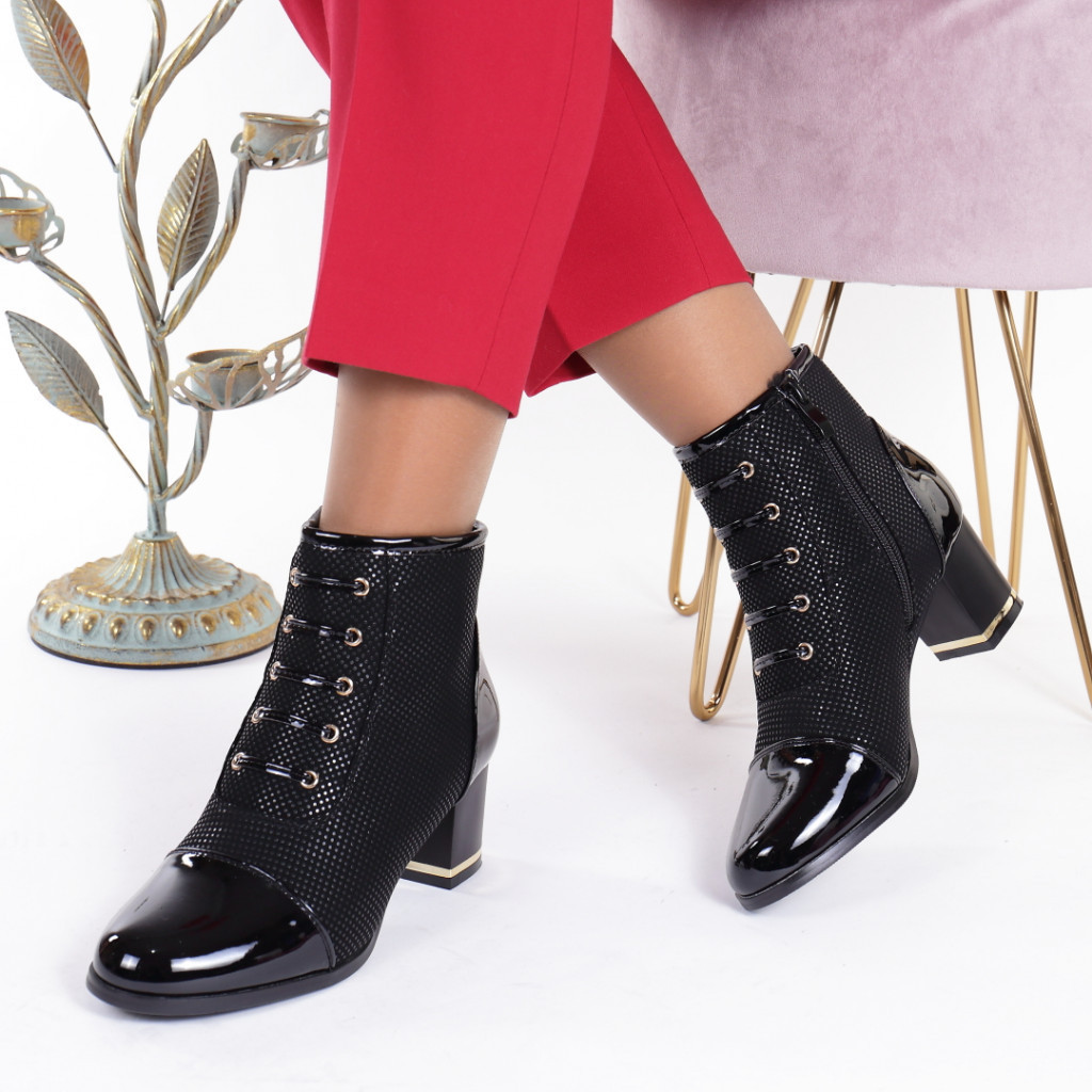 Botine negre cu varf si calcai lacuite pia