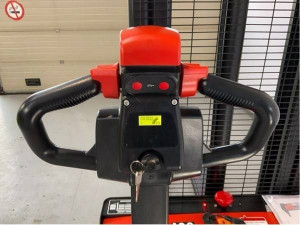 ESL 122 - 2500, TRANSPALET ELECTRIC CU CATARG MARCA "EP", ACUMULATOR LI-ION, INALTIME DE RIDICARE 2.500 MM, SARCINA MAX 1.200 KG