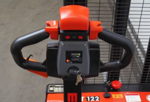 EST 122 - 2500, TRANSPALET ELECTRIC CU CATARG MARCA "EP", INALTIME DE RIDICARE 2.500 MM, SARCINA MAX 1.200 KG