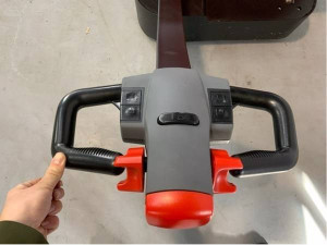 ESL 122 - 3000, TRANSPALET ELECTRIC CU CATARG MARCA "EP", ACUMULATOR LI-ION, INALTIME DE RIDICARE 2.500 MM, SARCINA MAX 1.200 KG