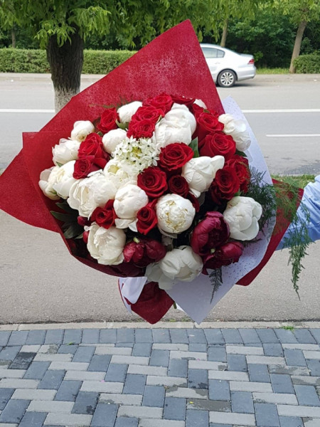 Buchet bujori si trandafiri