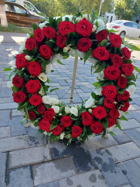 Coroana cu trandafiri rosii