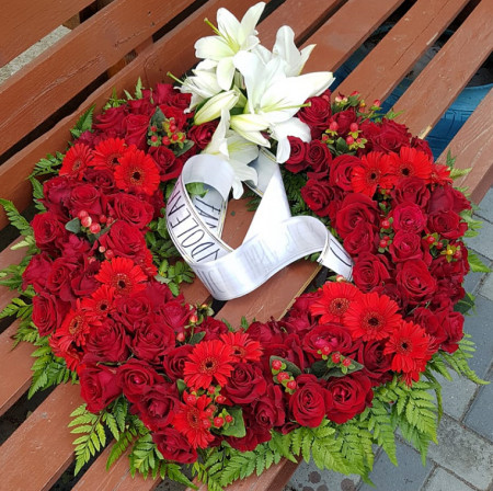 coroana-funerara-trandafiri-rosii-55-60-cm-craiova